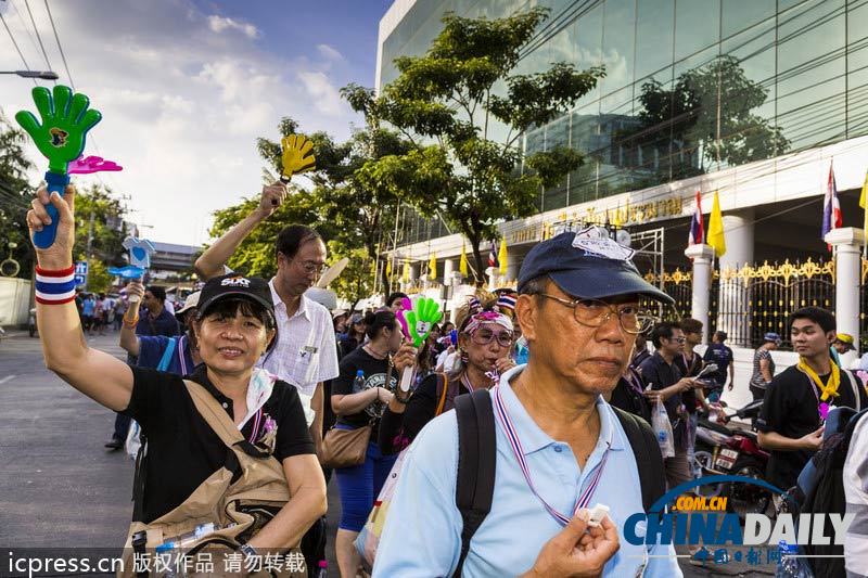 英拉稱不會武力驅散示威 警民和諧相處互贈花朵