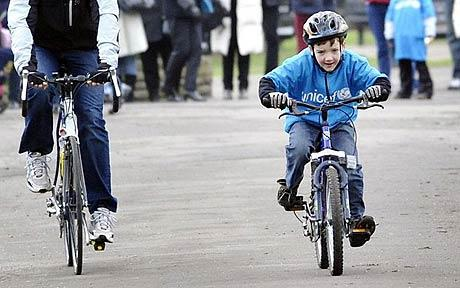 英國7歲男孩一天為海地籌款6萬英鎊