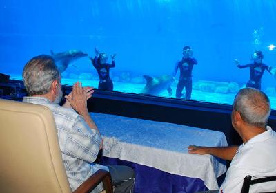 卡斯特羅頻頻露面 參觀水族館稱能水下憋氣2分鐘