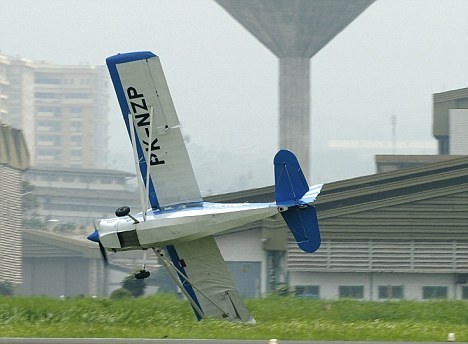 組圖：雅加達(dá)航展表演機(jī)墜毀起火 飛行員生還