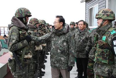 韓國舉行規(guī)模空前陸空軍演