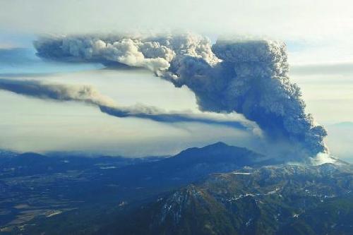 日本火山噴發煙高2000米