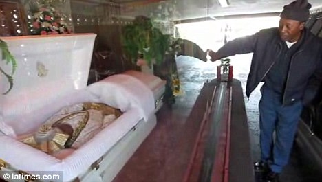 美國人推出“櫥窗葬禮” 親友可坐在車內瞻仰遺容