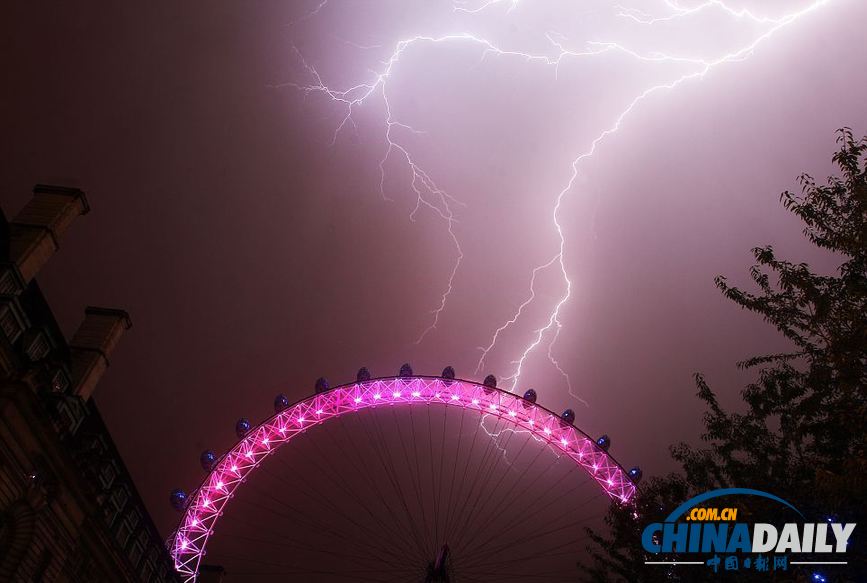 組圖：暴風(fēng)雨終結(jié)英國酷熱天氣 閃電驚心動(dòng)魄房屋受損