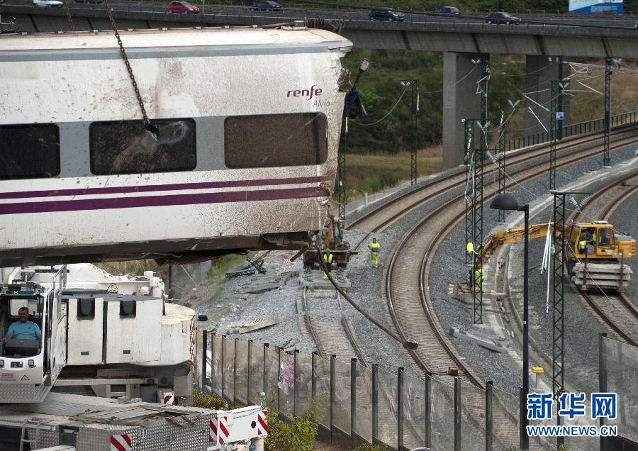 西班牙火車脫軌事故已80人死亡 全國哀悼三天