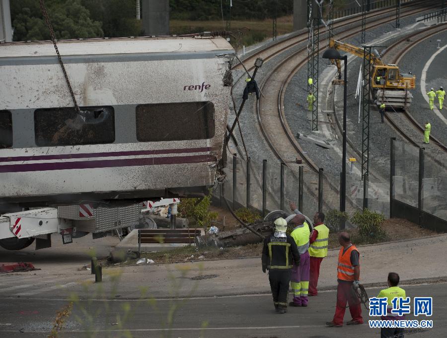 西班牙火車脫軌事故已80人死亡 全國哀悼三天