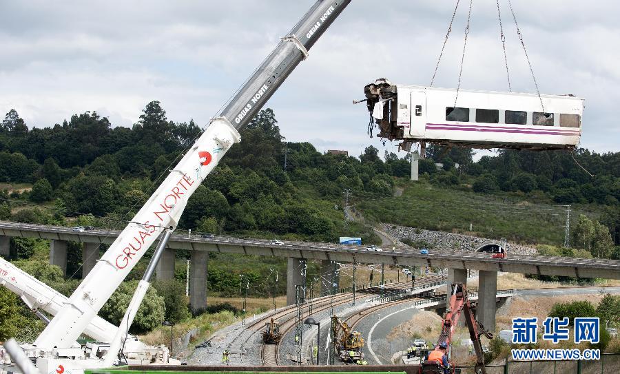 西班牙火車脫軌事故已80人死亡 全國哀悼三天