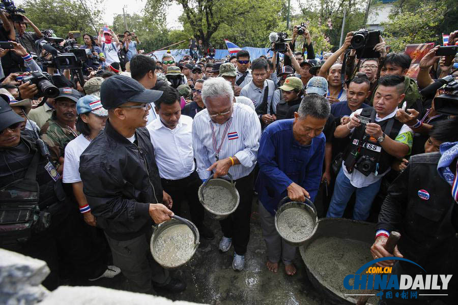 泰國示威者砌水泥墻封堵政府辦公大樓入口