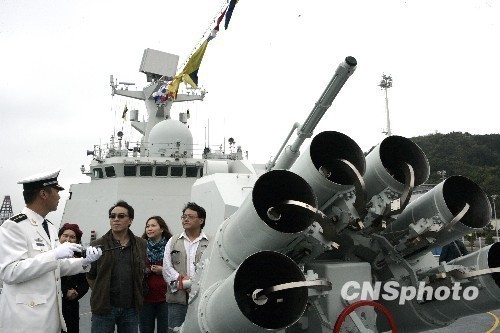 香港市民參觀兩艘中國導彈護衛艦