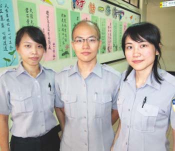 臺(tái)女警無(wú)發(fā)逾10年 努力工作坦然真貌示人(圖)