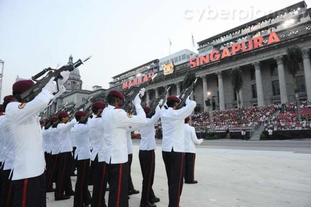 新加坡舉行盛大閱兵慶祝建國45周年