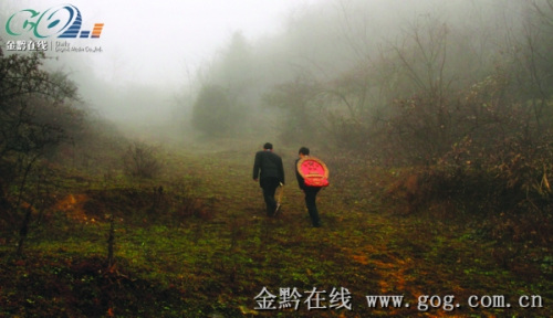 法官背國徽走山路到田間地頭開庭