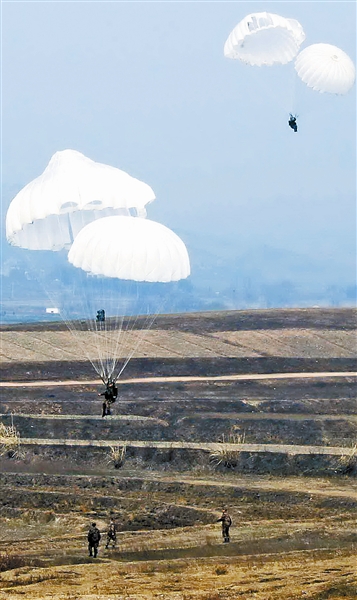 五百余名新兵首次跳傘成功