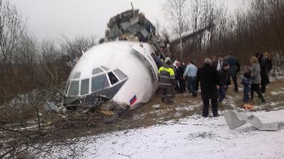 俄客機發動機全失靈 迫降時沖出跑道2死83傷