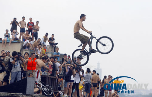 武漢極限運動愛好者“跳湖”度夏