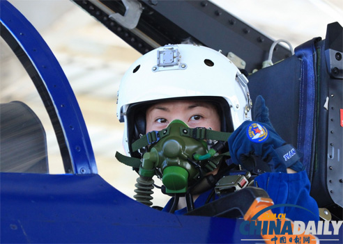 空軍女飛行員順利完成殲－10戰機首次單飛