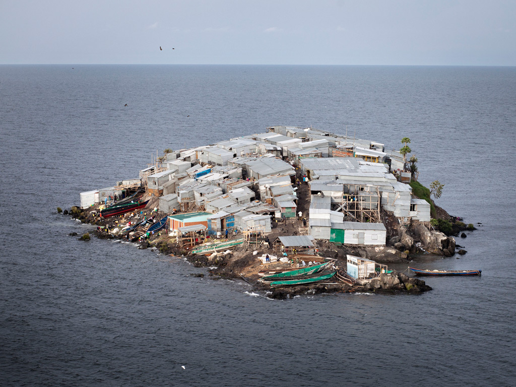 “釣魚”引發非洲小島之爭 半個足球場大竟住千余人