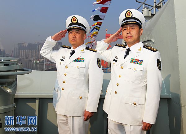 我國首艘航空母艦正式交付海軍 胡錦濤登艦視察