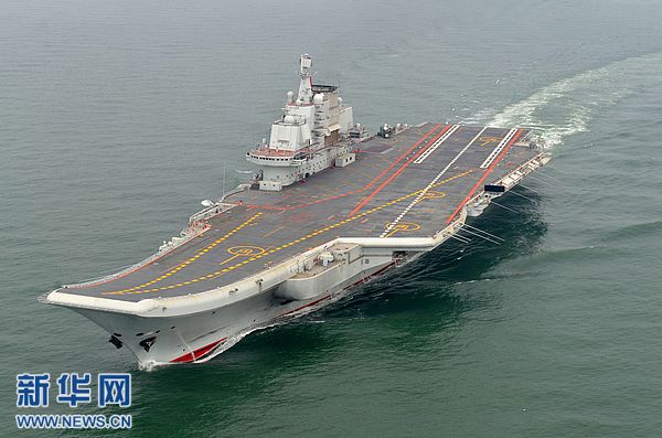 我國首艘航空母艦正式交付海軍 胡錦濤登艦視察