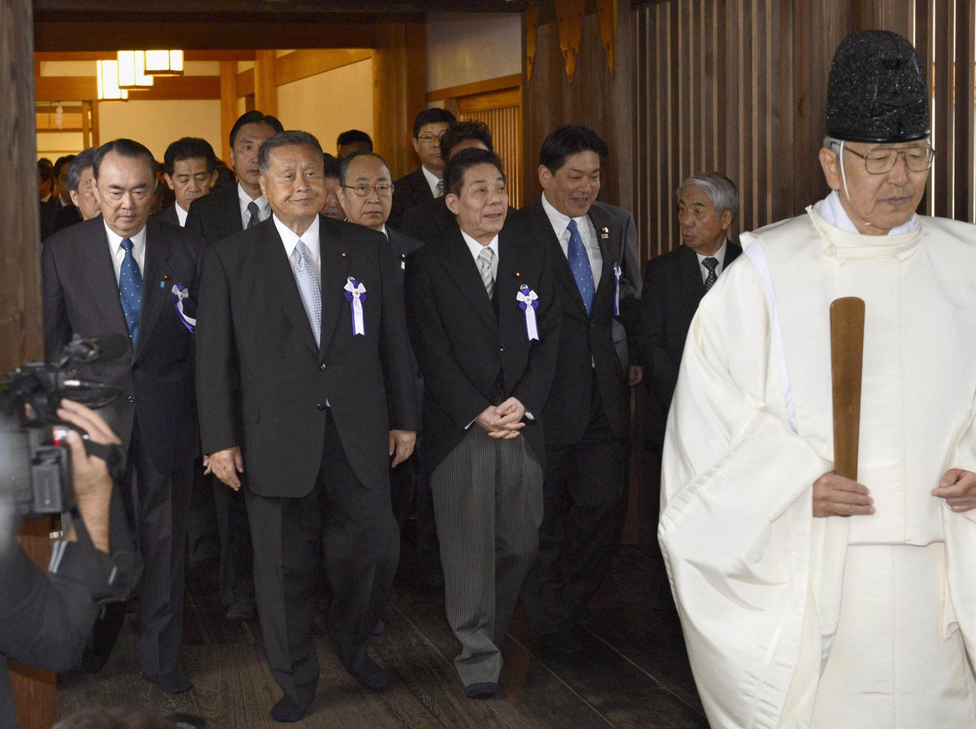 日本67名議員參拜靖國(guó)神社 首相深陷內(nèi)憂外患借酒消愁