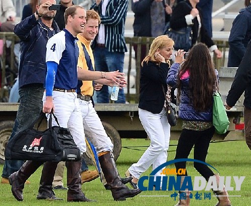 威廉哈里參加馬術比賽 引瘋狂女粉絲拍照圍觀