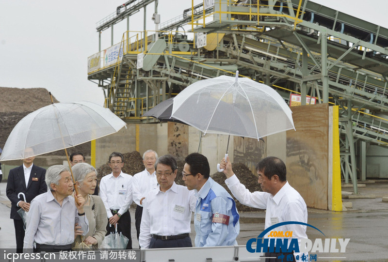 日本天皇夫婦自己打傘冒雨視察災區（高清組圖）