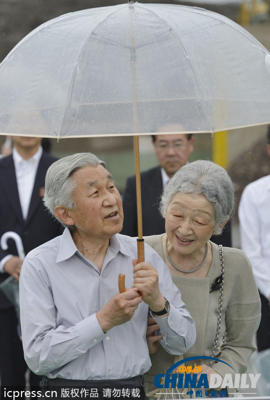 日本天皇夫婦自己打傘冒雨視察災區（高清組圖）