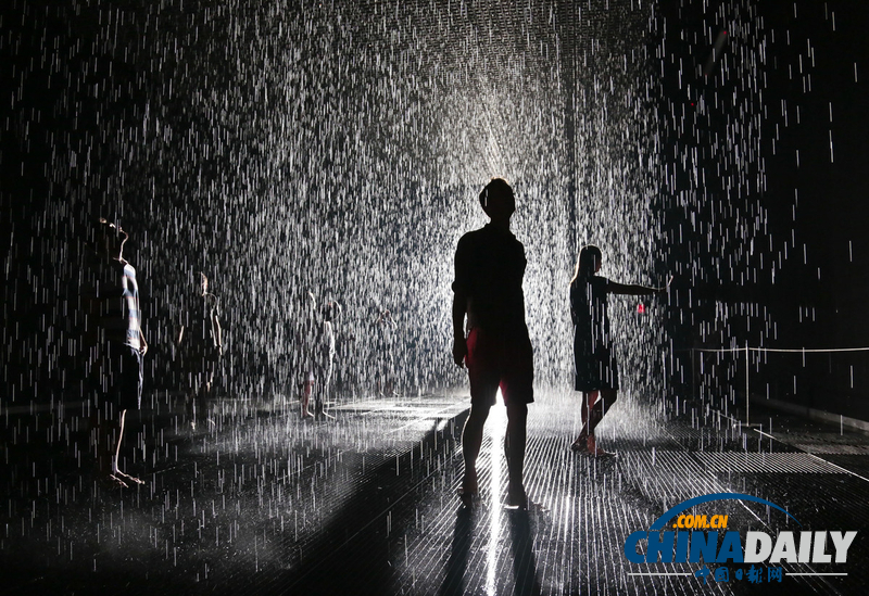 “雨”中玩樂卻不濕身 美國人高溫中體驗神奇“雨屋”