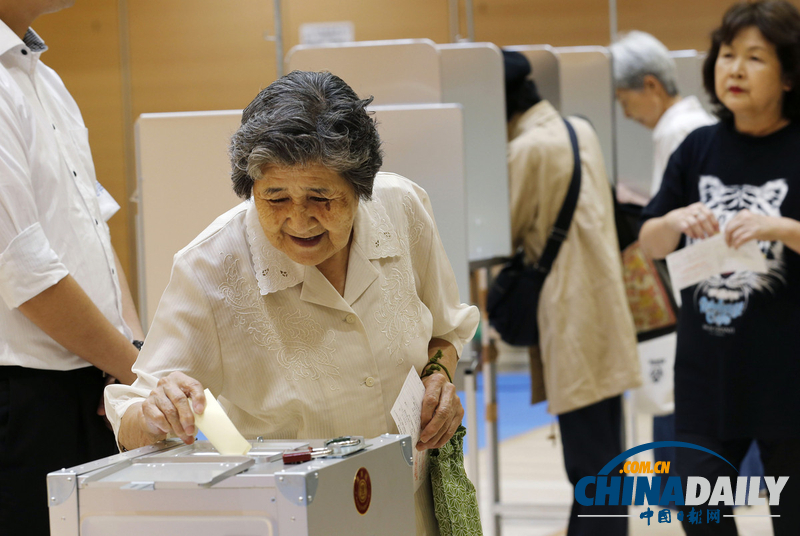 日參議院選舉開始投票 女子抱狗參加（高清組圖） 