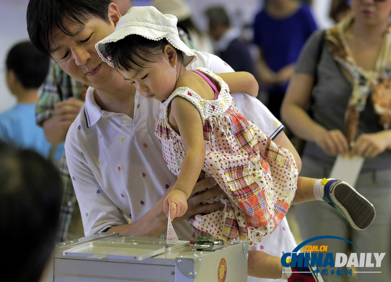 日參議院選舉開始投票 女子抱狗參加（高清組圖） 