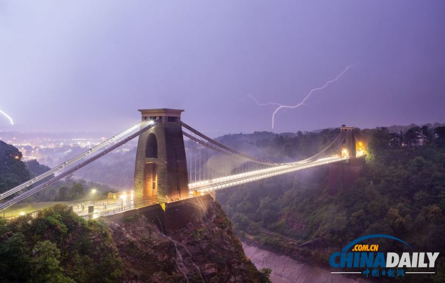 組圖：暴風(fēng)雨終結(jié)英國(guó)酷熱天氣 閃電驚心動(dòng)魄房屋受損