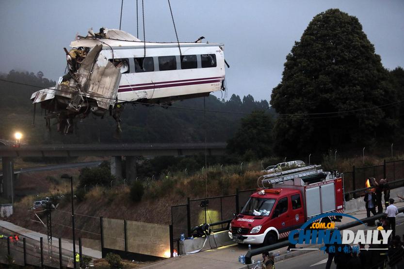 西班牙列車脫軌 至少77人死亡百余人受傷（組圖）