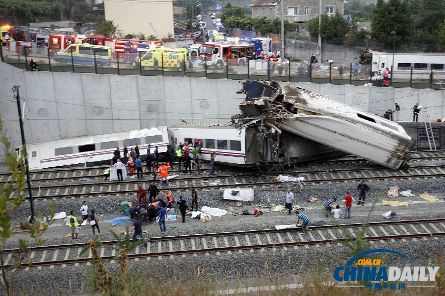 西班牙火車脫軌造成77人死亡 初步判斷系意外事故