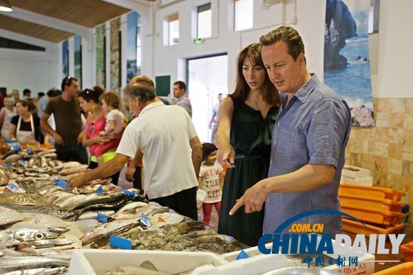 卡梅倫葡萄牙度假陪妻子逛菜市場 挑選海鮮恩愛十足