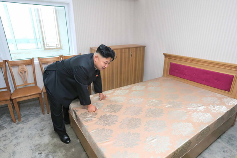 金正恩視察在建住宅事無巨細 親自體驗床具