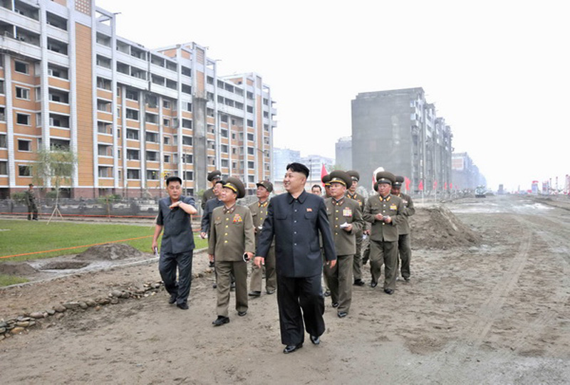 金正恩視察在建住宅事無巨細(xì) 親自體驗床具