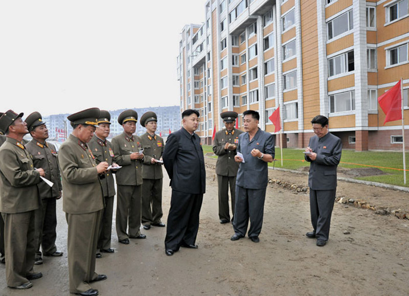 金正恩視察在建住宅事無巨細 親自體驗床具