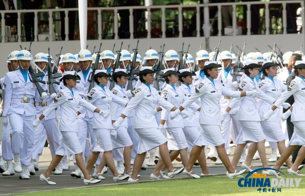 印尼總統出席獨立日閱兵式自帶迷你電風扇 曾有女兵疑似熱暈（高清組圖）