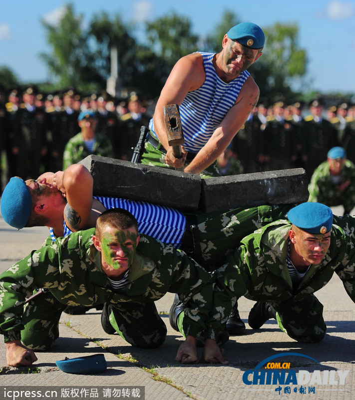 俄羅斯傘兵秀十八般武藝 慶祝空軍成立101周年（高清組圖）