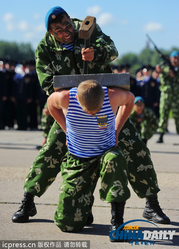 俄羅斯傘兵秀十八般武藝 慶祝空軍成立101周年（高清組圖）