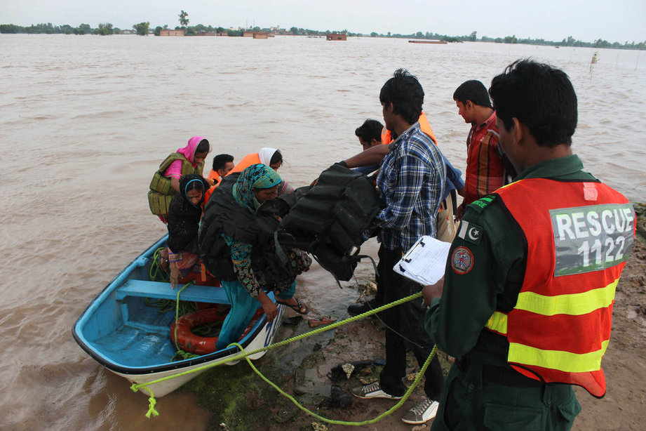 巴基斯坦洪災已致至少118人死亡 軍隊幫助災民轉(zhuǎn)移（組圖）