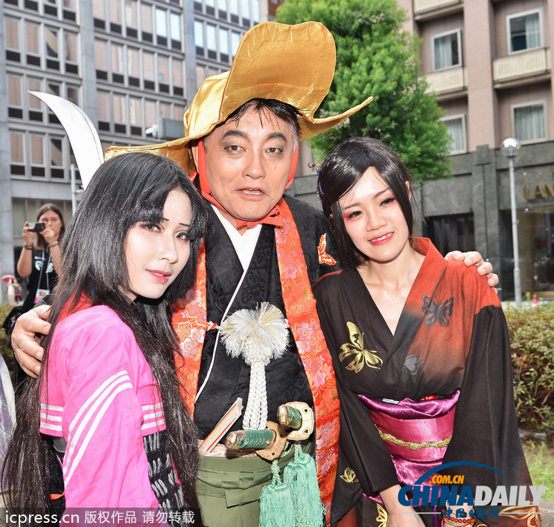 日本名古屋市長(zhǎng)亮相cosplay峰會(huì)紅毯 左擁右抱艷福不淺（組圖）