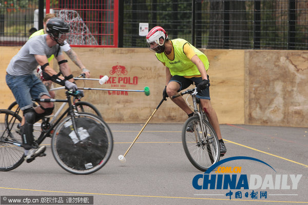 古老運動流行新玩法 自行車馬球倫敦街頭受追捧（組圖）