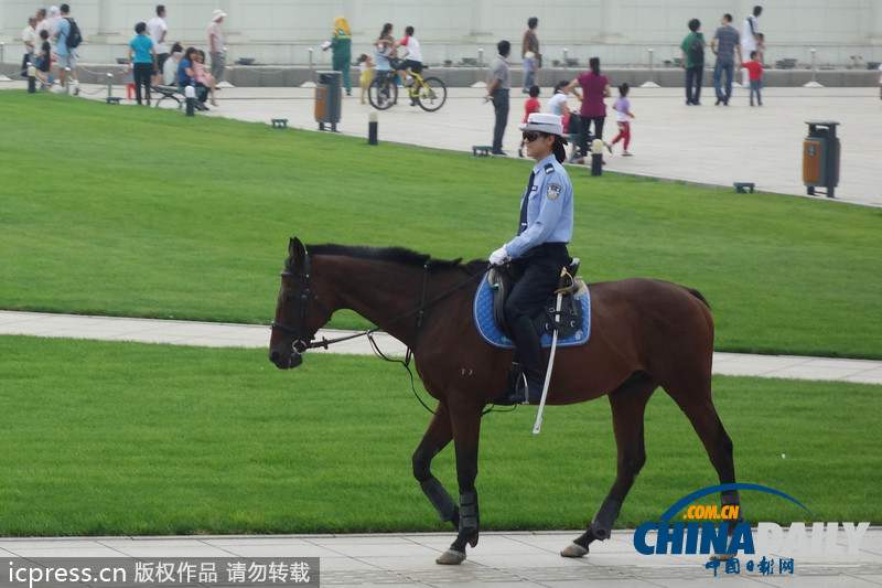 2013夏季達沃斯論壇：女騎警廣場巡邏 颯爽英姿（組圖）