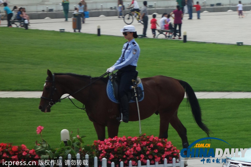 2013夏季達沃斯論壇：女騎警廣場巡邏 颯爽英姿（組圖）