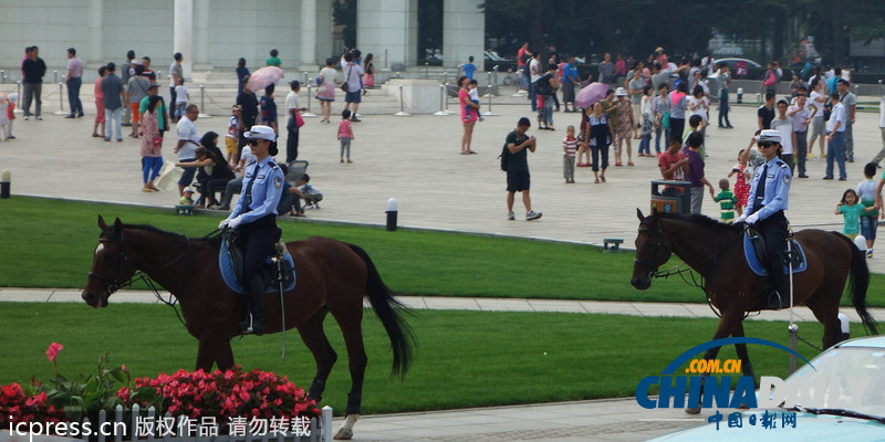 2013夏季達沃斯論壇：女騎警廣場巡邏 颯爽英姿（組圖）