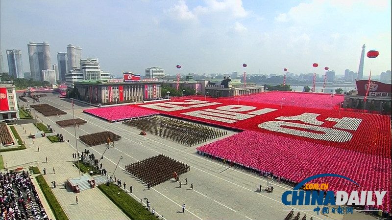 朝鮮舉行建國65周年閱兵式 短裙女兵整齊劃一