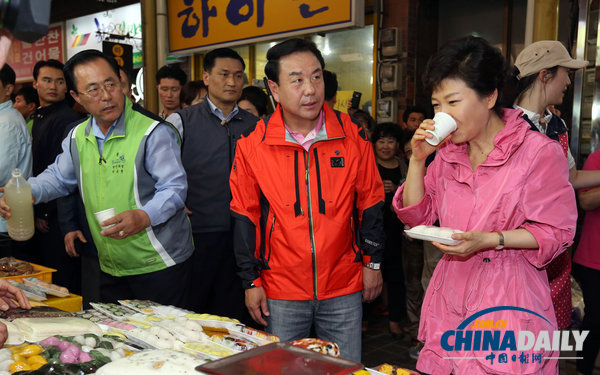 韓國總統樸槿惠視察節前市場 大快朵頤秀親民（組圖）