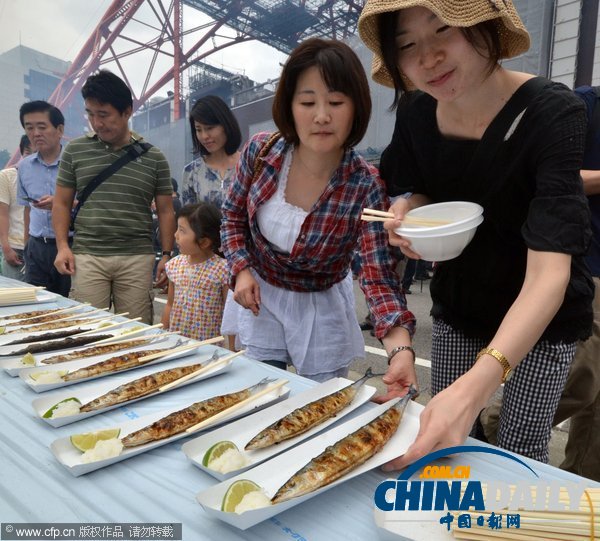 日本地震災區為感恩燒烤5千秋刀魚 東京市民免費享用