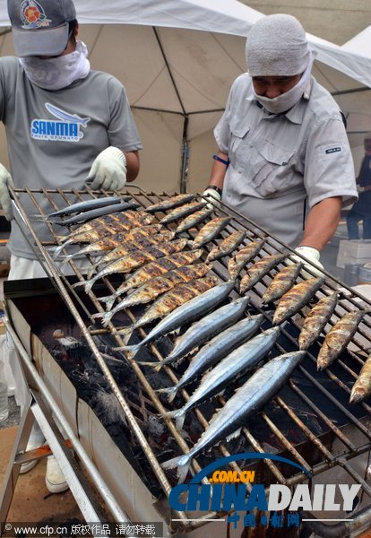 日本地震災區為感恩燒烤5千秋刀魚 東京市民免費享用